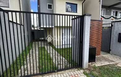 Imagem: A casa possui 3 Dormitórios, 2 Banheiros, 2 Vagas na garagem