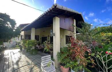 Imagem: A casa possui 3 Dormitórios, 4 Banheiros, 2 Vagas na garagem