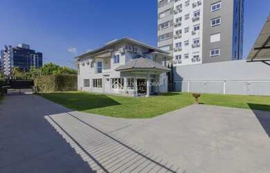 Imagem: A casa possui 4 Dormitórios, 5 Banheiros, 1 Vaga na garagem