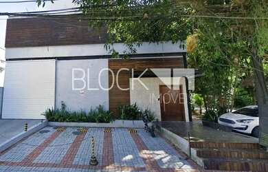 Imagem: O depósito possui 5 Vagas na garagem e 400m² de Área e está