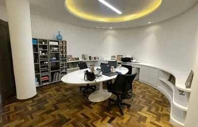 Imagem: O depósito possui 2 Vagas na garagem e 284m² de Área e está