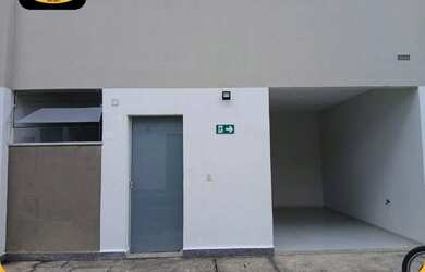 Imagem: A casa possui 2 Dormitórios, 1 Banheiro, 1 Vaga na garagem