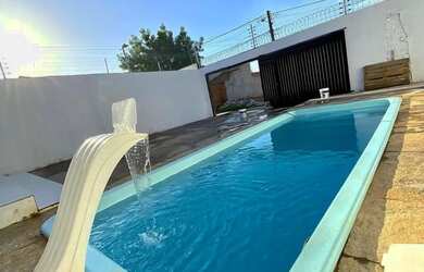 Imagem: A casa possui 3 Dormitórios, 2 Banheiros, 2 Vagas na garagem