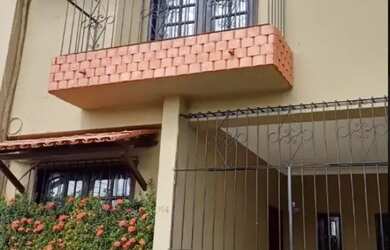 Imagem: A casa possui 3 Dormitórios, 2 Banheiros e está localizado