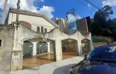 Imagem: A casa possui 3 Dormitórios, 3 Banheiros, 4 Vagas na garagem