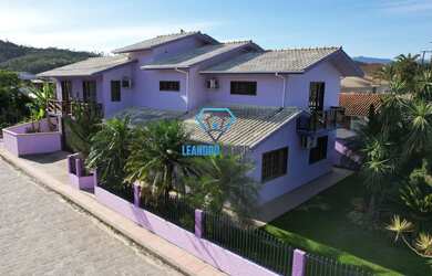 Imagem: A casa possui 3 Dormitórios, 1 Banheiro, 2 Vagas na garagem