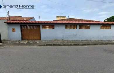 Imagem: A casa possui 3 Dormitórios, 2 Banheiros, 5 Vagas na garagem