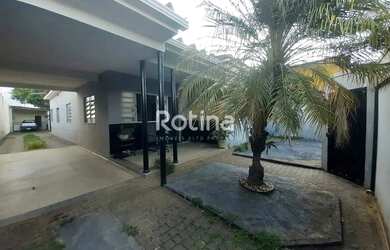 Imagem: A casa possui 3 Dormitórios, 2 Banheiros, 5 Vagas na garagem