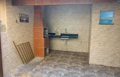 Imagem: A casa possui 3 Dormitórios, 2 Banheiros, 2 Vagas na garagem