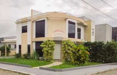 Imagem: A casa em condomínio possui 4 Dormitórios, 4 Banheiros, 4