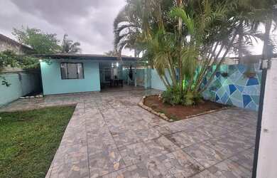 Imagem: A casa possui 3 Dormitórios, Acomodam 8 pessoas, 3 Vagas na