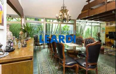 Imagem: A casa possui 4 Dormitórios, 5 Banheiros, 5 Vagas na garagem