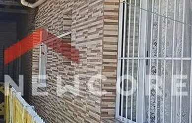 Imagem: A casa possui 4 Dormitórios, 2 Banheiros, 2 Vagas na garagem