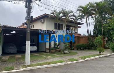 Imagem: A casa em condomínio possui 4 Dormitórios, 5 Banheiros, 4