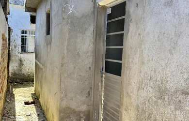 Imagem: A casa possui 4 Dormitórios, 2 Banheiros, 2 Vagas na garagem