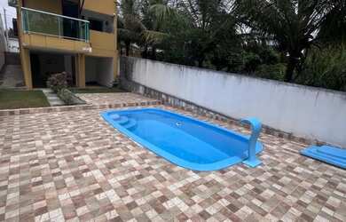 Imagem: A casa possui 3 Dormitórios, 2 Banheiros, 2 Vagas na garagem