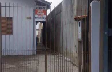 Imagem: A casa possui 2 Dormitórios, 1 Banheiro e 2 Vagas na garagem