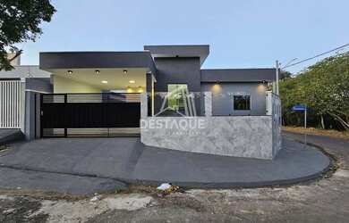 Imagem: A casa possui 3 Dormitórios, 2 Banheiros, 2 Vagas na garagem