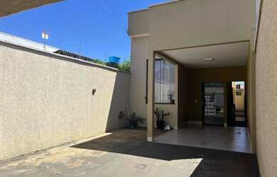 Imagem: A casa possui 2 Dormitórios, 3 Banheiros, 2 Vagas na garagem