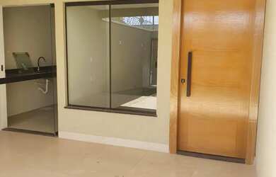 Imagem: A casa possui 3 Dormitórios, 2 Banheiros, 2 Vagas na garagem