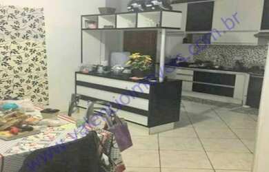 Imagem: A casa possui 3 Dormitórios, 2 Banheiros, 2 Vagas na garagem