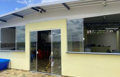 Imagem: A casa possui 2 Dormitórios, 2 Banheiros, 3 Vagas na garagem