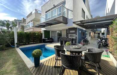 Imagem: A casa em condomínio possui 4 Dormitórios, 4 Banheiros, 2