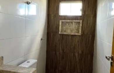 Imagem: A casa possui 3 Dormitórios, 2 Banheiros, 2 Vagas na garagem