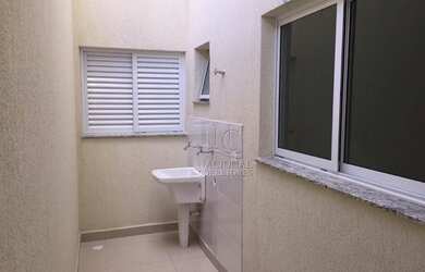 Imagem: O apartamento possui 2 Dormitórios, 1 Banheiro, 1 Vaga na garagem