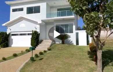 Imagem: A casa em condomínio possui 5 Dormitórios, 5 Banheiros, 292m²