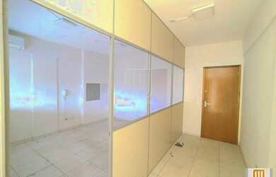 Imagem: O depósito possui 2 Vagas na garagem e 43m² de Área e está