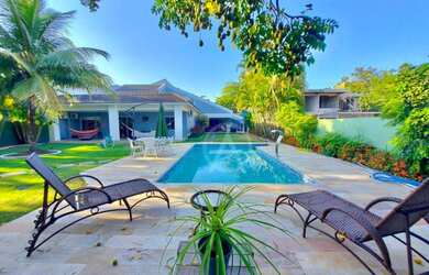 Imagem: A casa em condomínio possui 5 Dormitórios, 5 Banheiros, 562m²