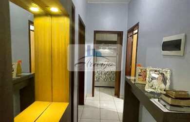 Imagem: O apartamento possui 3 Dormitórios, 1 Banheiro, 2 Vagas na