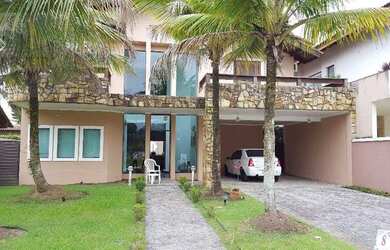 Imagem: A casa possui 4 Dormitórios, 5 Banheiros, 4 Vagas na garagem