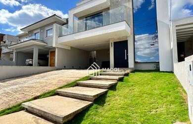 Imagem: A casa possui 3 Dormitórios, 5 Banheiros, 4 Vagas na garagem