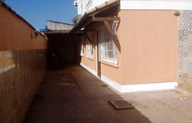 Imagem: A casa possui 2 Dormitórios, 1 Banheiro, 4 Vagas na garagem