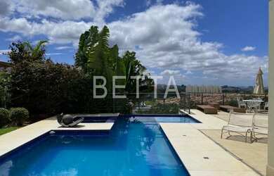 Imagem: A casa em condomínio possui 4 Dormitórios, 5 Banheiros, 5