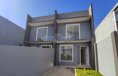 Imagem: A casa possui 2 Dormitórios, 1 Banheiro, 2 Vagas na garagem