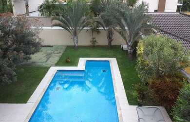 Imagem: A casa possui 4 Dormitórios, 5 Banheiros, 4 Vagas na garagem