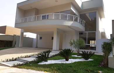 Imagem: A casa em condomínio possui 4 Dormitórios, 5 Banheiros, 4