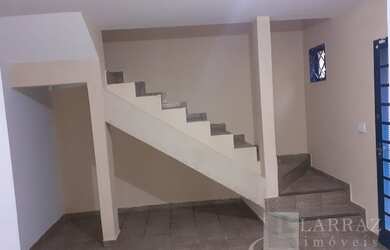 Imagem: A casa possui 3 Dormitórios, 2 Banheiros, 1 Vaga na garagem