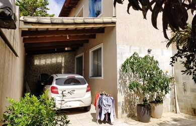 Imagem: A casa possui 3 Dormitórios, 3 Banheiros, 2 Vagas na garagem