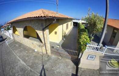 Imagem: A casa possui 4 Dormitórios, 1 Banheiro, 4 Vagas na garagem