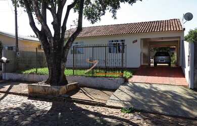 Imagem: A casa possui 3 Dormitórios, 1 Banheiro, 3 Vagas na garagem