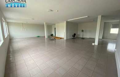 Imagem: O depósito possui 3 Vagas na garagem, 213m² de Área e está