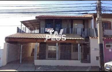 Imagem: A casa possui 4 Dormitórios, 2 Banheiros, 5 Vagas na garagem