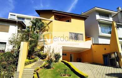 Imagem: A casa possui 3 Dormitórios, 5 Banheiros, 4 Vagas na garagem