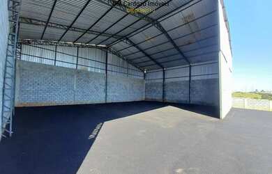 Imagem: O depósito possui 5 Vagas na garagem, 1.600m² de Área e