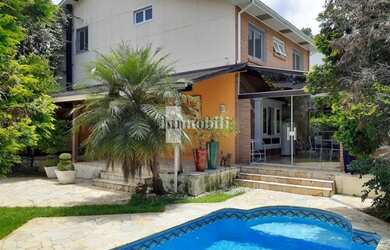 Imagem: A casa possui 4 Dormitórios, 5 Banheiros, 4 Vagas na garagem