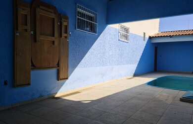 Imagem: A casa possui 3 Dormitórios, 4 Banheiros, 2 Vagas na garagem